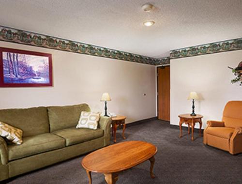 Super 8 by Wyndham Mansfield - image 6