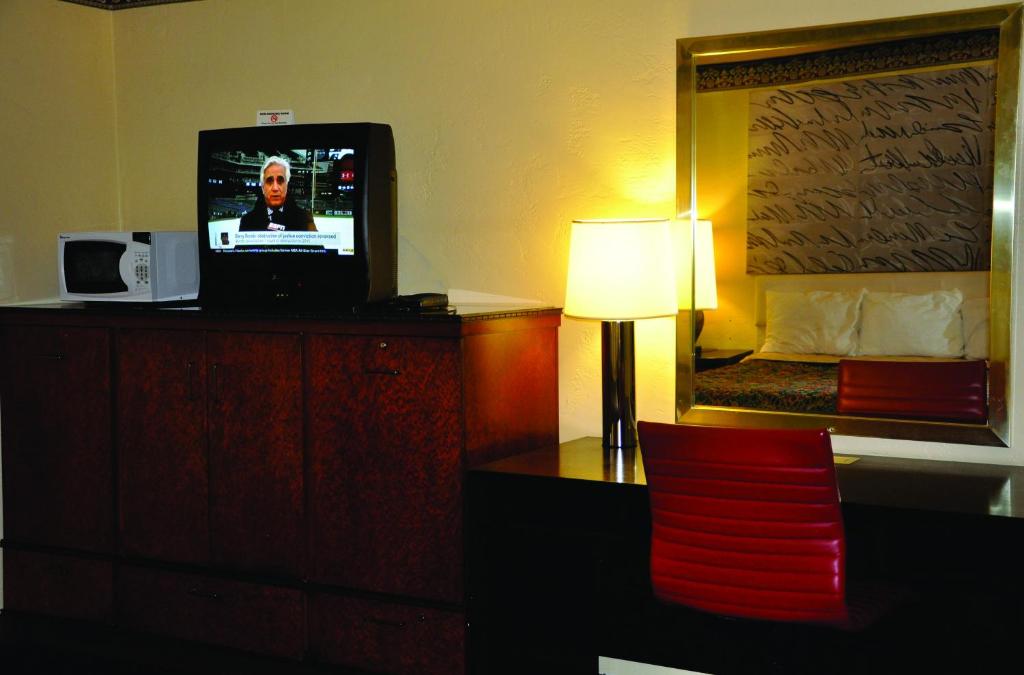 Travelers Inn Manteca - image 4