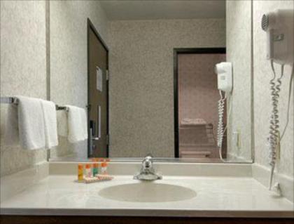 Howard Johnson by Wyndham Manteno - image 11