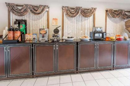 Howard Johnson by Wyndham Manteno - image 9