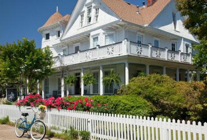 White Doe Inn Bed & Breakfast - image 3