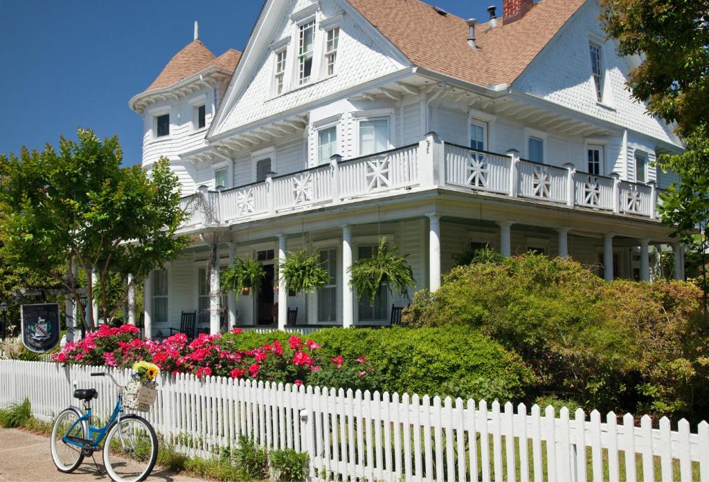White Doe Inn Bed & Breakfast - image 3