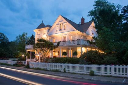 White Doe Inn Bed & Breakfast - image 8