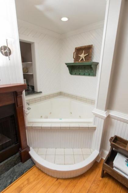 The Burrus House Inn Waterfront Suites - image 12