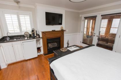 The Burrus House Inn Waterfront Suites - image 14