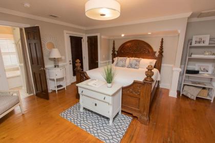 The Burrus House Inn Waterfront Suites - image 2