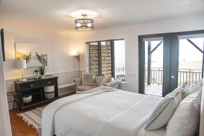 The Burrus House Inn Waterfront Suites - image 4
