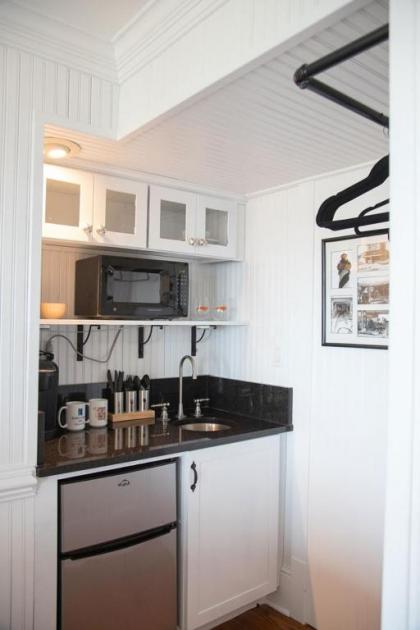 The Burrus House Inn Waterfront Suites - image 6