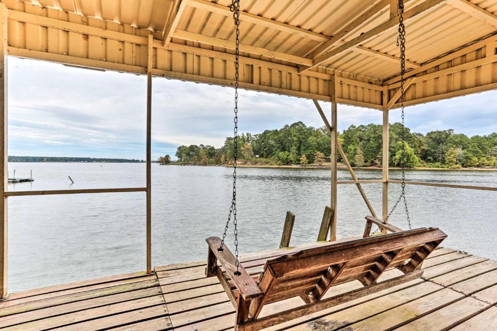Updated Getaway on Toledo Bend with Pvt Boat Launch! - main image