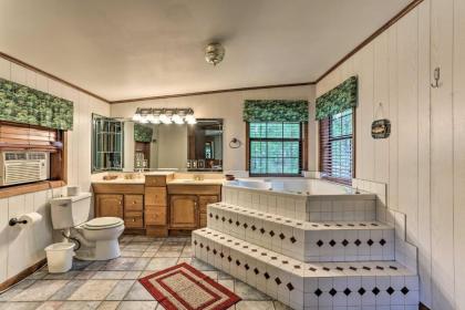 Updated Getaway on Toledo Bend with Pvt Boat Launch! - image 14