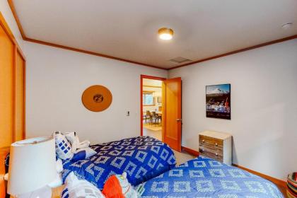 Modern Coastal Retreat - image 12
