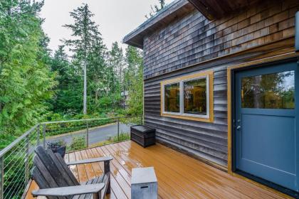 Modern Coastal Retreat - image 14