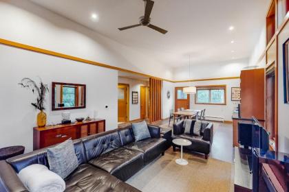 Modern Coastal Retreat - image 2