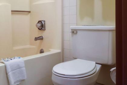 Econo Lodge - image 11