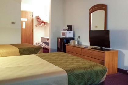 Econo Lodge - image 12