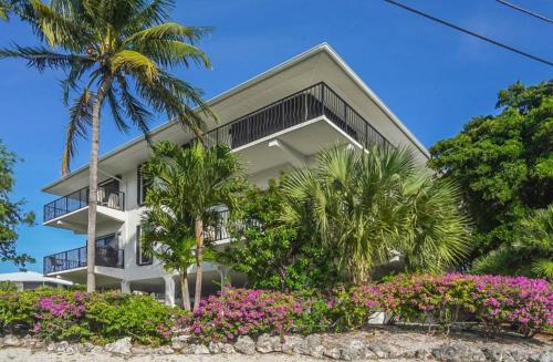 Sun Kissed Keys 2bed/2.5bath condo with shared pool - image 2