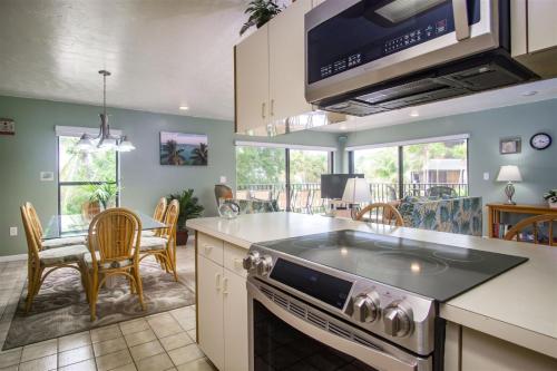 Sun Kissed Keys 2bed/2.5bath condo with shared pool - image 4