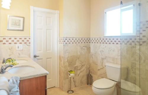 Big Kahuna 5bed/4bath updated home with private pool & dockage - main image