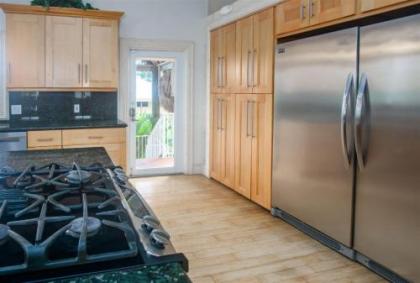Big Kahuna 5bed/4bath updated home with private pool & dockage - image 3