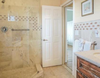 Big Kahuna 5bed/4bath updated home with private pool & dockage - image 4