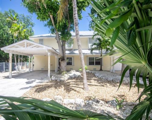 On Location 3bed 3bath updated single family with private pool dockage - main image