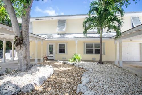 On Location 3bed 3bath updated single family with private pool dockage - image 3