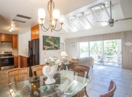 On Location 3bed 3bath updated single family with private pool dockage - image 5