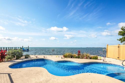 Blue Water Bungalow - main image