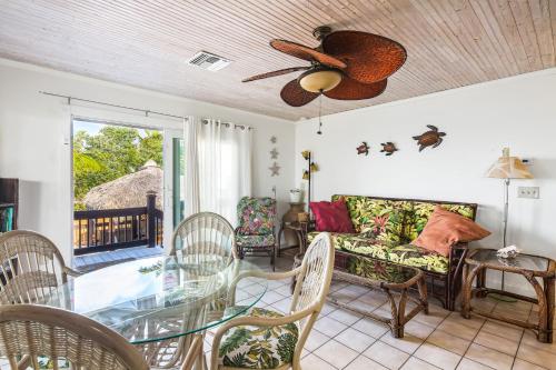 Blue Water Bungalow - image 2