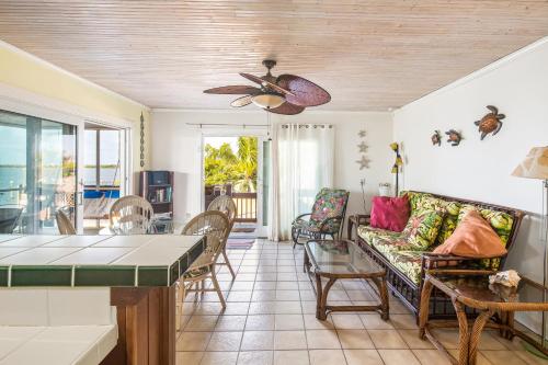 Blue Water Bungalow - image 4