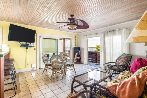 Blue Water Bungalow - image 5