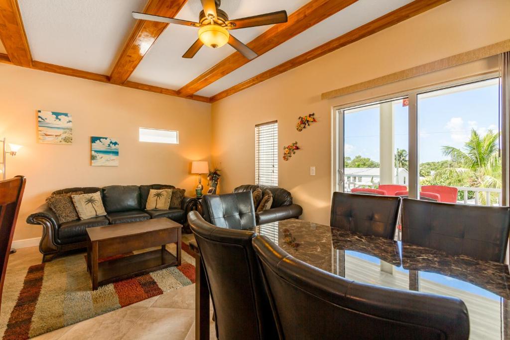 Cool Water Retreat & Dolphin Cove - main image