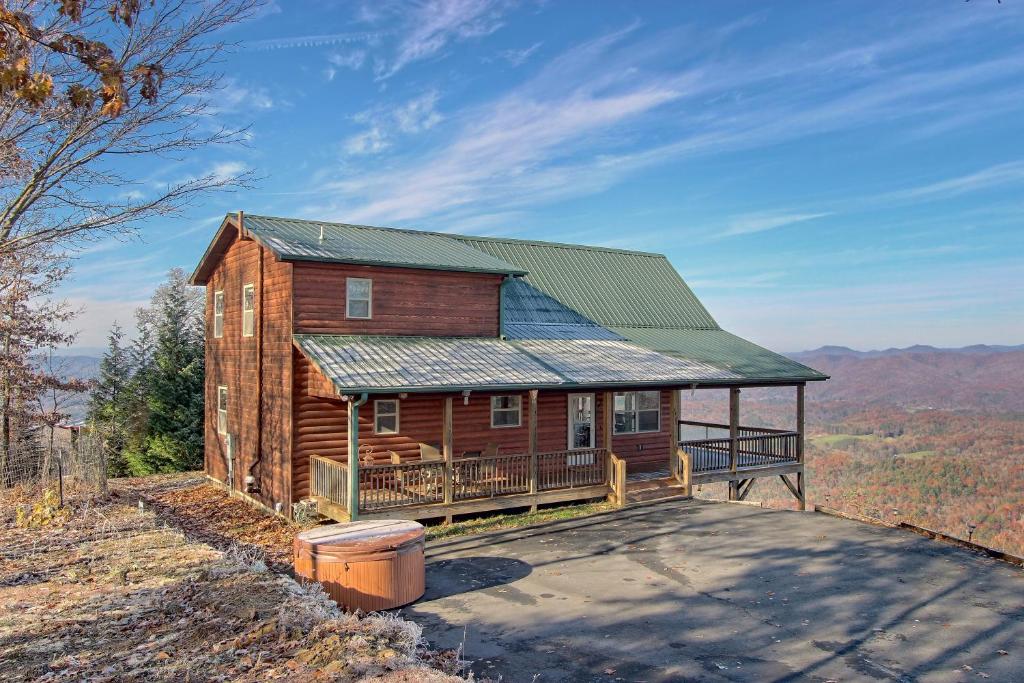 Blue Ridge Mountain Top Cabin - image 2