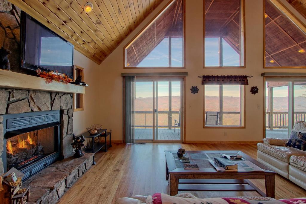 Blue Ridge Mountain Top Cabin - image 7