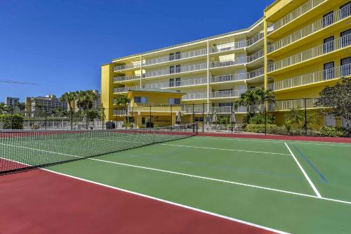 Marco Island Condo with Patio Steps to Beach Access - image 2