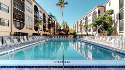 Renovated 2 Story 2 bed 2 bath Cabana Unit w/ On-Site Dolphin Tiki! - image 10