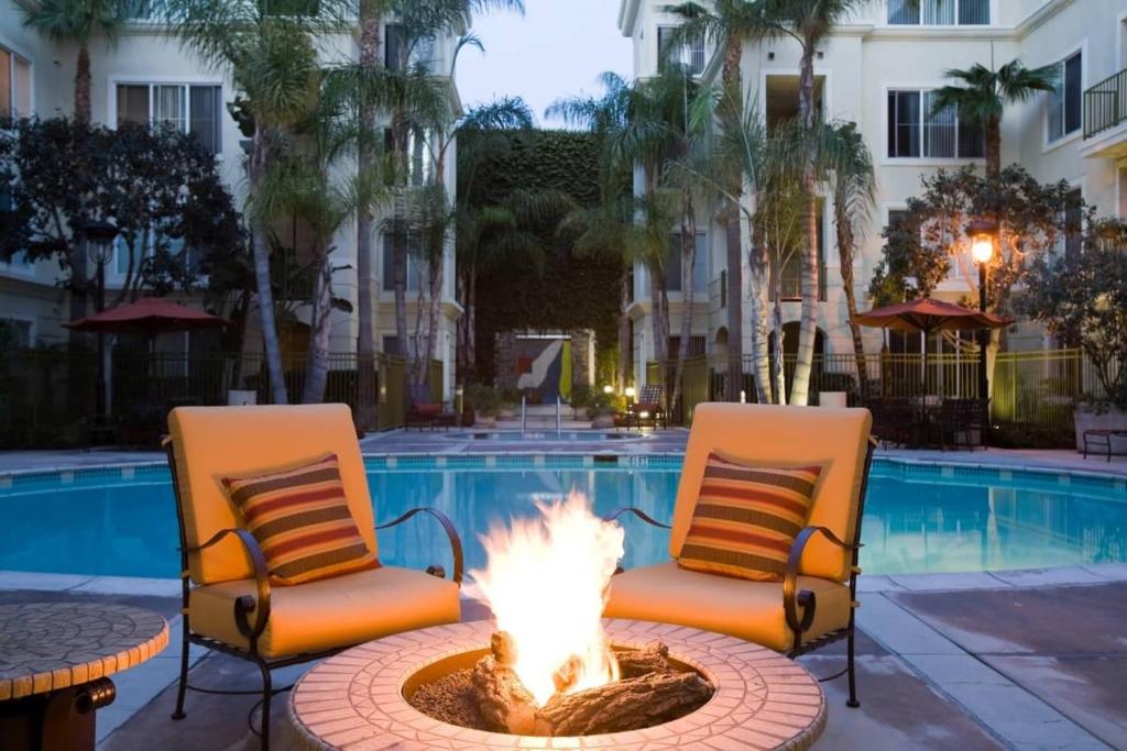Marina Del Rey's Grand 2/2 Suite Pool View - image 2