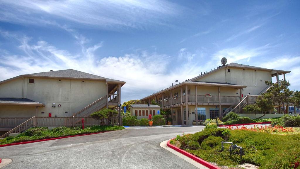 Best Western Marina State Beach - image 2