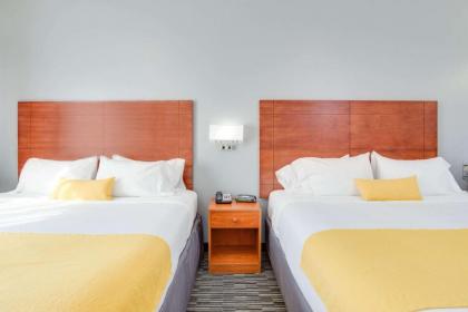 Ramada by Wyndham Marina - image 12