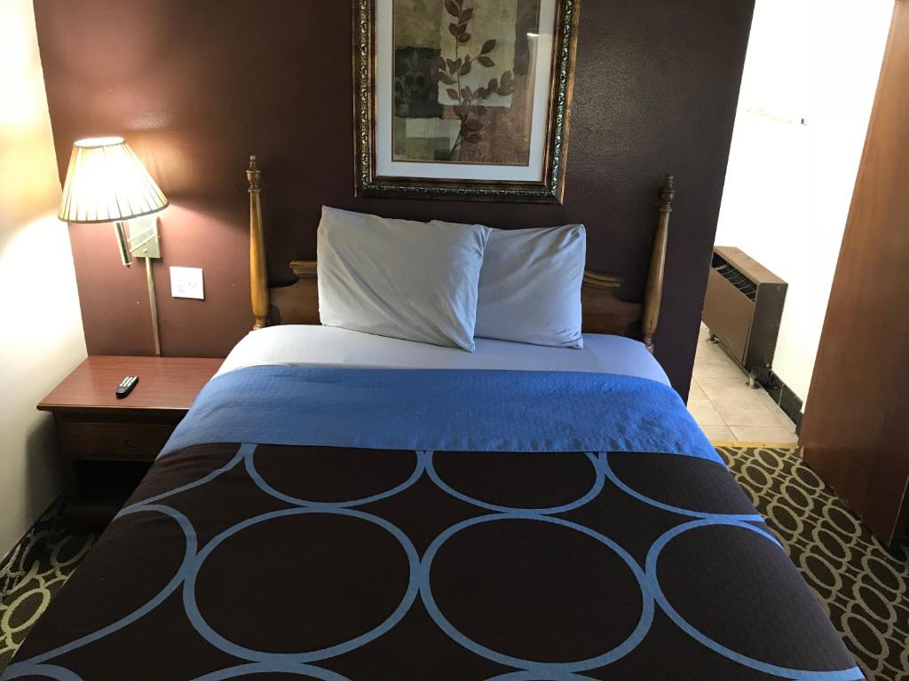 Budget Inn Marinette - image 3