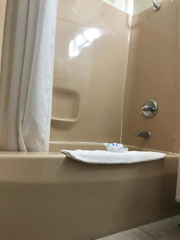 Budget Inn Marinette - image 6