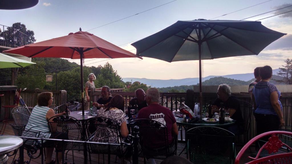 Skyline Village Inn - image 6