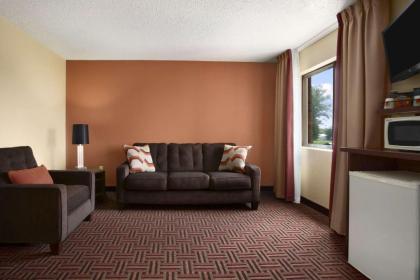 Super 8 by Wyndham Marion - image 7