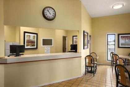 Super 8 by Wyndham Marion - image 9