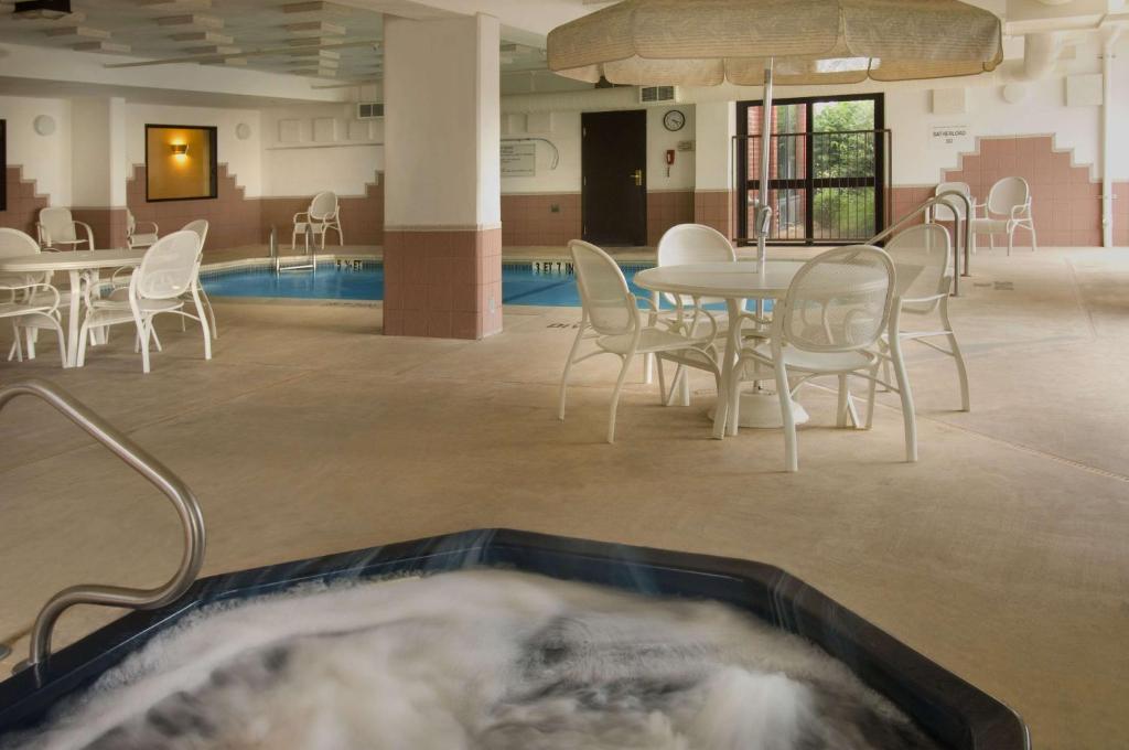 Drury Inn Marion - image 7