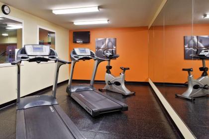 Country Inn & Suites by Radisson Marion IL - image 10