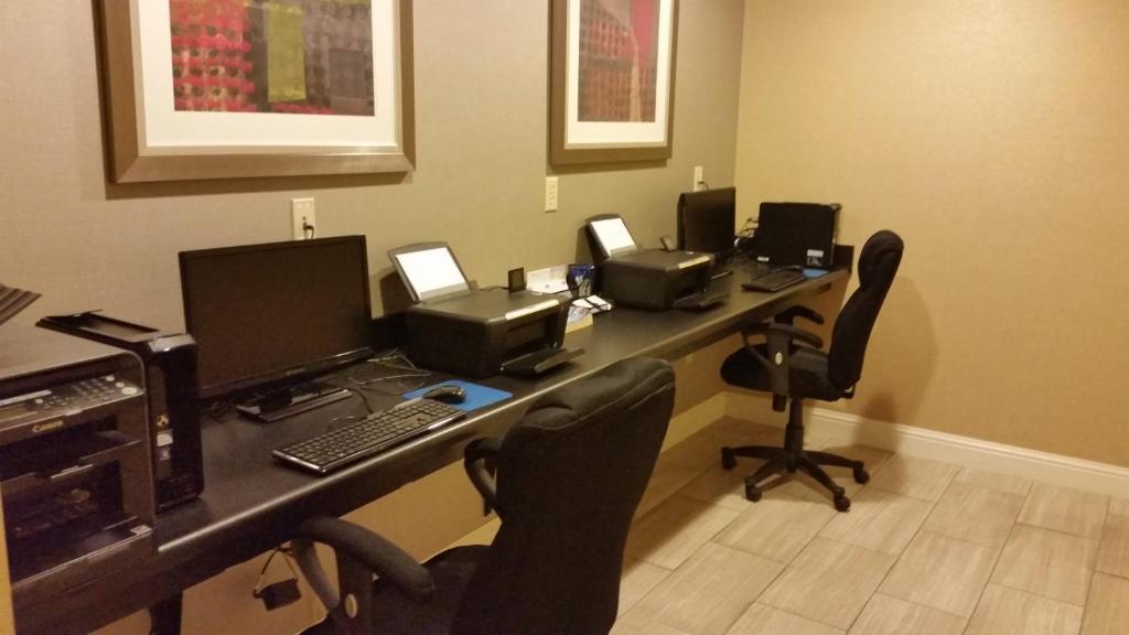 Holiday Inn Express & Suites Marion Northeast an IHG Hotel - image 3