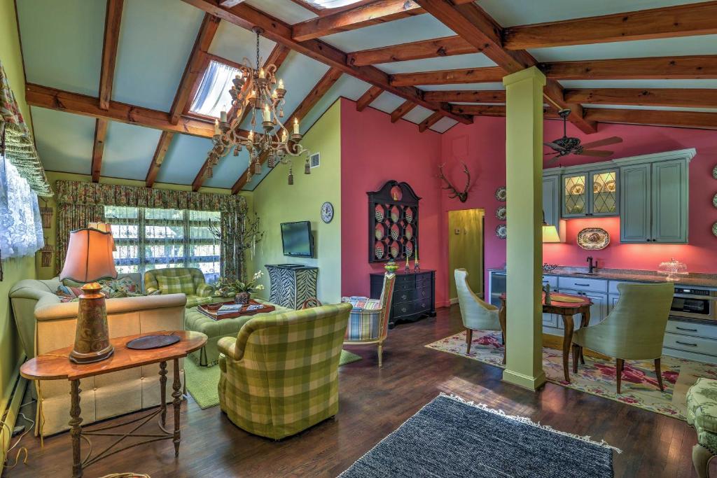 La Petite Chalet Cottage in Little Switzerland! - main image