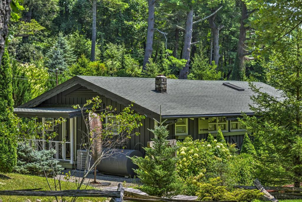 La Petite Chalet Cottage in Little Switzerland! - image 2