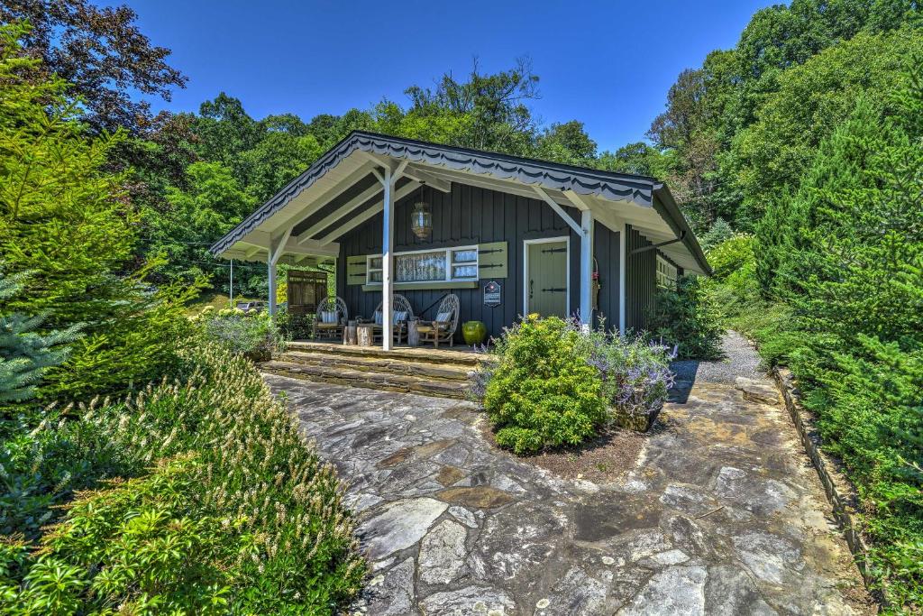 La Petite Chalet Cottage in Little Switzerland! - image 7